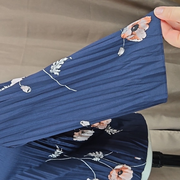 Vince navy blue Tossed Poppy 3/4 sleeve pleated blouse, size XXS - Picture 7 of 13